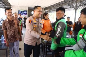 Bangun Sinergi, Kapolres Gresik Gelar Dialog Interaktif dan Bagi Bansos ke Driver Ojol