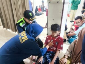 Tim Dokkes Polresta Sidoarjo Cek Kesehatan Ratusan Santri di Tanggulangin