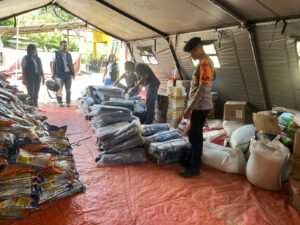 Dukungan Logistik Terus Mengalir, Satgas SAR Korbrimob Terima Bantuan Terpal di Reo
